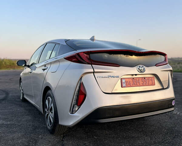 Серый Тойота Prius Prime, объемом двигателя 1.8 л и пробегом 93 тыс. км за 22300 $, фото 5 на Automoto.ua