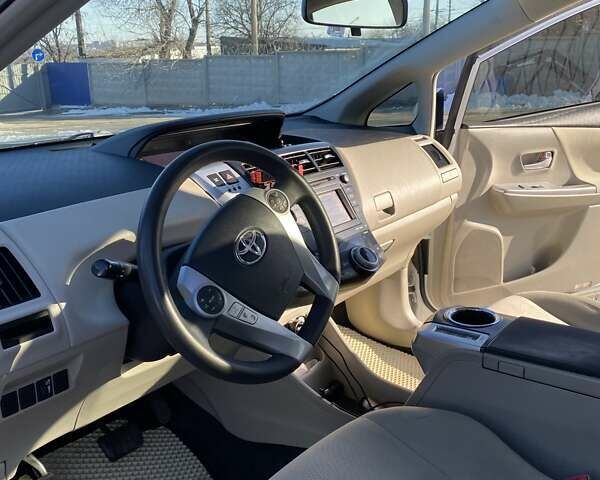 Білий Тойота Prius v, об'ємом двигуна 1.8 л та пробігом 212 тис. км за 15000 $, фото 5 на Automoto.ua