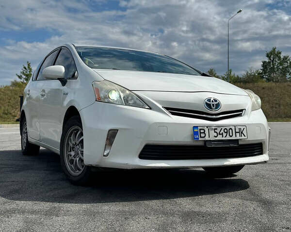 Белый Тойота Prius v, объемом двигателя 1.8 л и пробегом 340 тыс. км за 13200 $, фото 4 на Automoto.ua