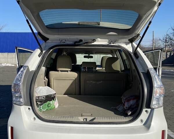 Білий Тойота Prius v, об'ємом двигуна 1.8 л та пробігом 212 тис. км за 15000 $, фото 6 на Automoto.ua
