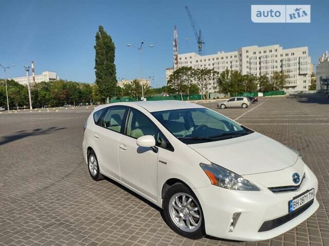 Белый Тойота Prius v, объемом двигателя 1.8 л и пробегом 192 тыс. км за 12250 $, фото 1 на Automoto.ua