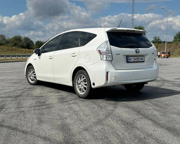 Белый Тойота Prius v, объемом двигателя 1.8 л и пробегом 340 тыс. км за 13200 $, фото 2 на Automoto.ua