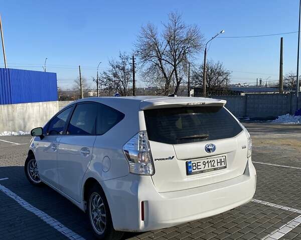 Білий Тойота Prius v, об'ємом двигуна 1.8 л та пробігом 212 тис. км за 15000 $, фото 3 на Automoto.ua