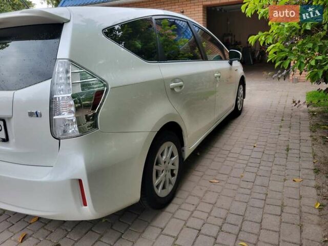 Белый Тойота Prius v, объемом двигателя 1.8 л и пробегом 197 тыс. км за 14000 $, фото 1 на Automoto.ua