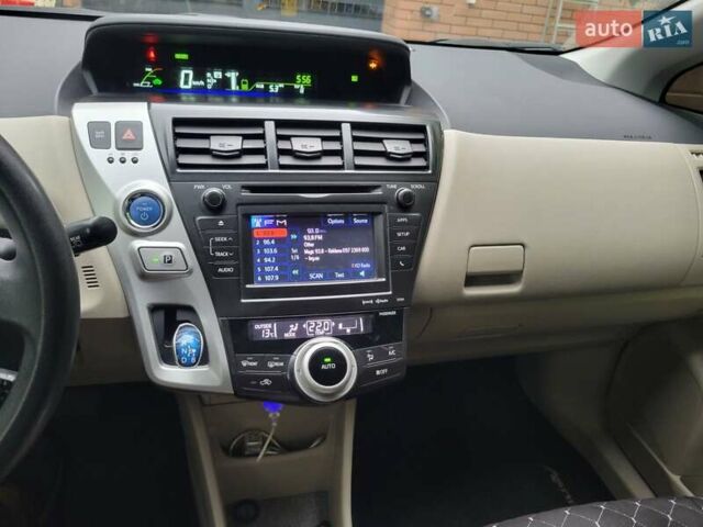 Белый Тойота Prius v, объемом двигателя 1.8 л и пробегом 197 тыс. км за 14000 $, фото 6 на Automoto.ua