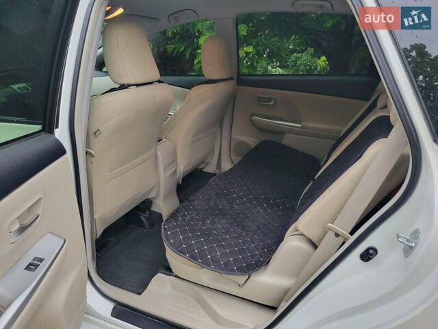 Белый Тойота Prius v, объемом двигателя 1.8 л и пробегом 197 тыс. км за 14000 $, фото 11 на Automoto.ua