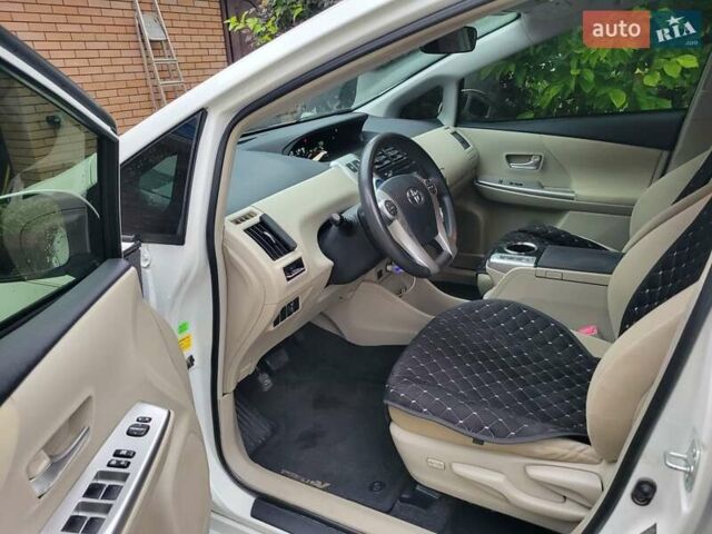 Белый Тойота Prius v, объемом двигателя 1.8 л и пробегом 197 тыс. км за 14000 $, фото 2 на Automoto.ua