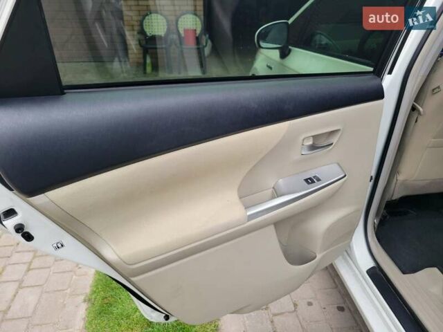 Белый Тойота Prius v, объемом двигателя 1.8 л и пробегом 197 тыс. км за 14000 $, фото 10 на Automoto.ua