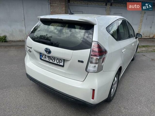 Белый Тойота Prius v, объемом двигателя 1.8 л и пробегом 170 тыс. км за 13450 $, фото 3 на Automoto.ua