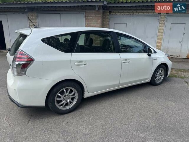 Белый Тойота Prius v, объемом двигателя 1.8 л и пробегом 170 тыс. км за 13450 $, фото 4 на Automoto.ua