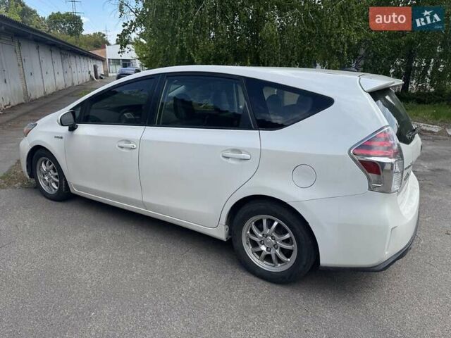 Белый Тойота Prius v, объемом двигателя 1.8 л и пробегом 170 тыс. км за 13450 $, фото 1 на Automoto.ua