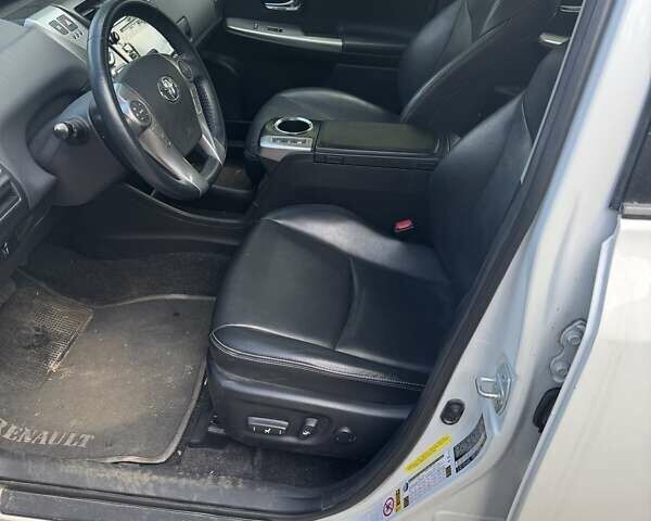 Белый Тойота Prius v, объемом двигателя 1.8 л и пробегом 170 тыс. км за 13450 $, фото 7 на Automoto.ua