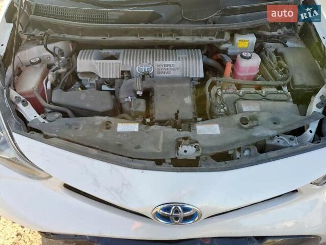 Білий Тойота Prius v, об'ємом двигуна 1.8 л та пробігом 147 тис. км за 3000 $, фото 10 на Automoto.ua