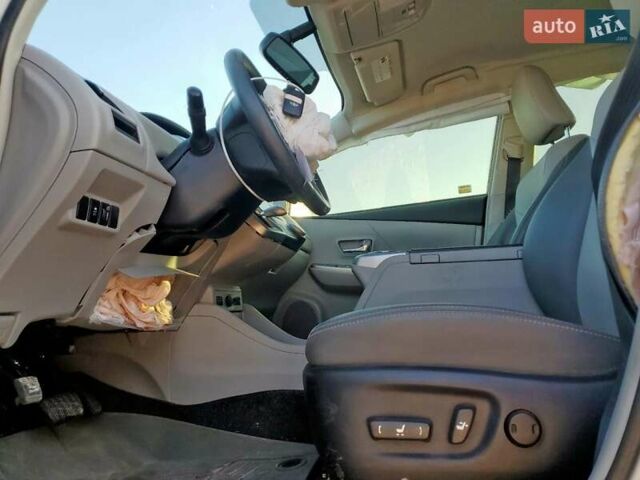 Білий Тойота Prius v, об'ємом двигуна 1.8 л та пробігом 147 тис. км за 3000 $, фото 6 на Automoto.ua