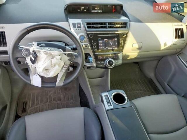 Білий Тойота Prius v, об'ємом двигуна 1.8 л та пробігом 147 тис. км за 3000 $, фото 7 на Automoto.ua