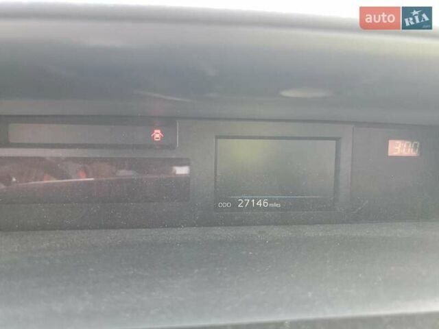 Білий Тойота Prius v, об'ємом двигуна 1.8 л та пробігом 44 тис. км за 3000 $, фото 8 на Automoto.ua