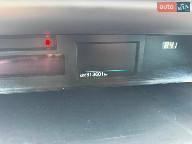 Білий Тойота Prius v, об'ємом двигуна 1.8 л та пробігом 313 тис. км за 12800 $, фото 14 на Automoto.ua