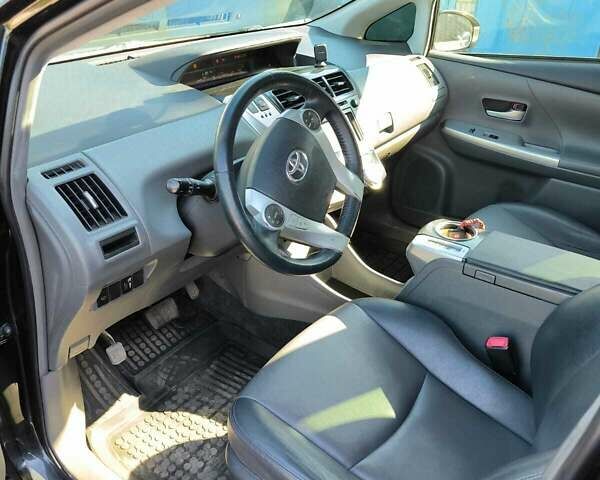 Черный Тойота Prius v, объемом двигателя 1.8 л и пробегом 240 тыс. км за 13000 $, фото 4 на Automoto.ua