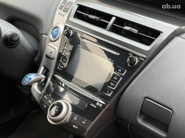 Коричневый Тойота Prius v, объемом двигателя 1.8 л и пробегом 260 тыс. км за 16490 $, фото 19 на Automoto.ua