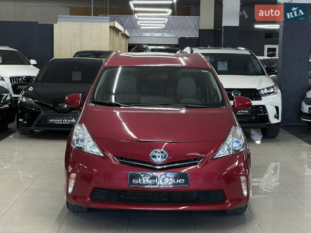 Красный Тойота Prius v, объемом двигателя 1.8 л и пробегом 235 тыс. км за 12699 $, фото 2 на Automoto.ua