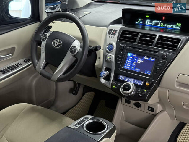 Красный Тойота Prius v, объемом двигателя 1.8 л и пробегом 235 тыс. км за 12189 $, фото 17 на Automoto.ua