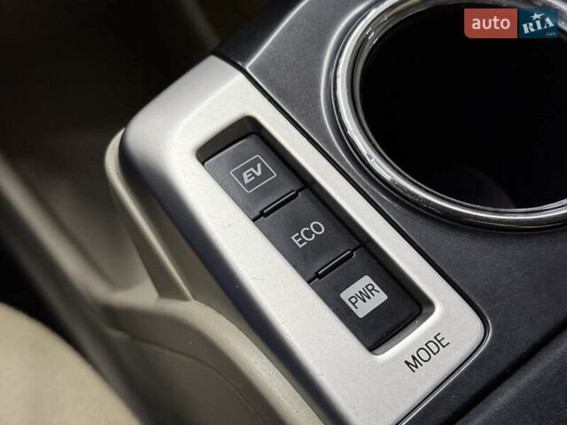 Красный Тойота Prius v, объемом двигателя 1.8 л и пробегом 235 тыс. км за 12189 $, фото 27 на Automoto.ua