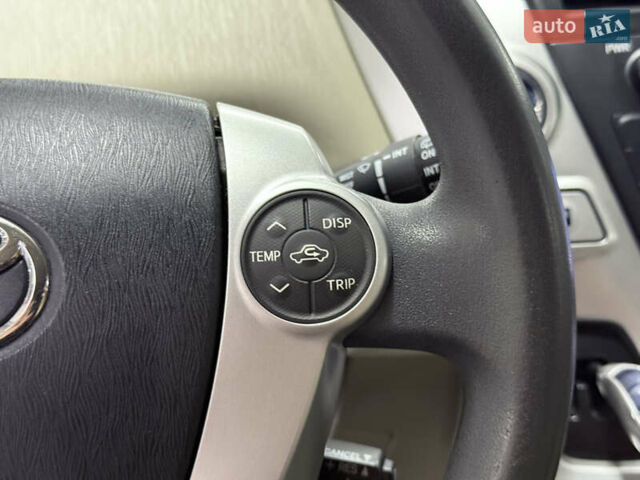 Красный Тойота Prius v, объемом двигателя 1.8 л и пробегом 235 тыс. км за 12189 $, фото 21 на Automoto.ua