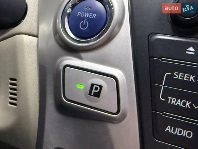 Красный Тойота Prius v, объемом двигателя 1.8 л и пробегом 235 тыс. км за 12189 $, фото 25 на Automoto.ua