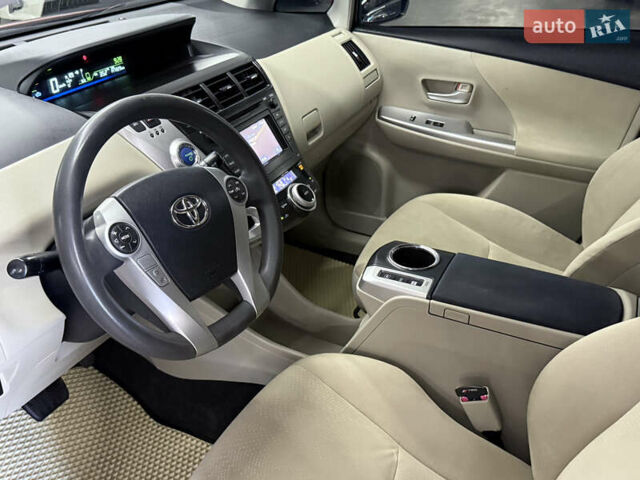 Красный Тойота Prius v, объемом двигателя 1.8 л и пробегом 235 тыс. км за 12699 $, фото 11 на Automoto.ua