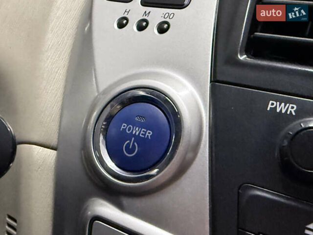 Красный Тойота Prius v, объемом двигателя 1.8 л и пробегом 235 тыс. км за 12189 $, фото 24 на Automoto.ua