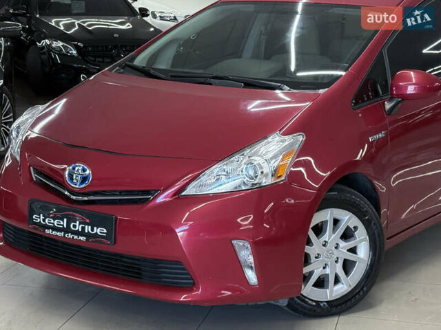 Красный Тойота Prius v, объемом двигателя 1.8 л и пробегом 235 тыс. км за 12699 $, фото 1 на Automoto.ua
