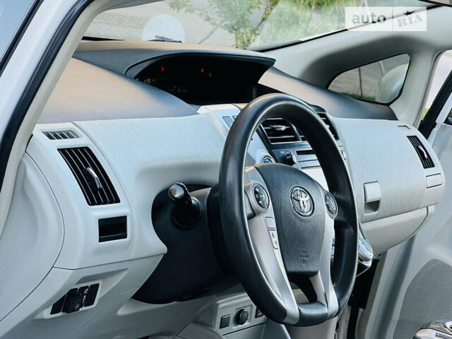 Тойота Prius v, объемом двигателя 1.8 л и пробегом 192 тыс. км за 11800 $, фото 5 на Automoto.ua