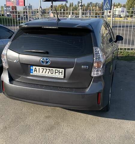 Серый Тойота Prius v, объемом двигателя 1.8 л и пробегом 175 тыс. км за 14500 $, фото 1 на Automoto.ua