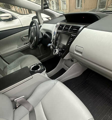 Серый Тойота Prius v, объемом двигателя 1.8 л и пробегом 136 тыс. км за 13900 $, фото 4 на Automoto.ua