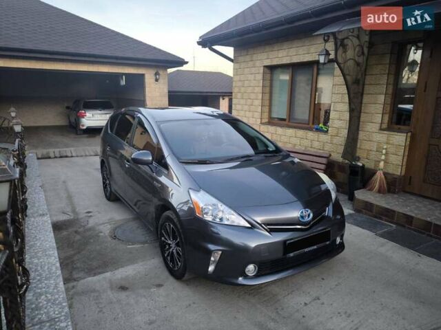 Серый Тойота Prius v, объемом двигателя 1.8 л и пробегом 204 тыс. км за 13650 $, фото 2 на Automoto.ua