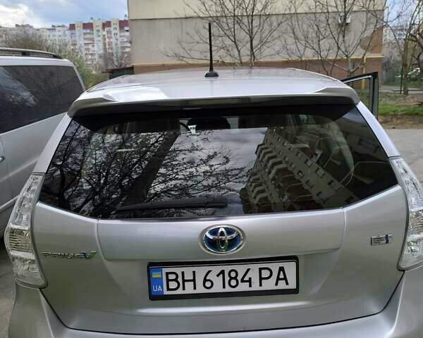 Серый Тойота Prius v, объемом двигателя 0 л и пробегом 200 тыс. км за 14300 $, фото 7 на Automoto.ua