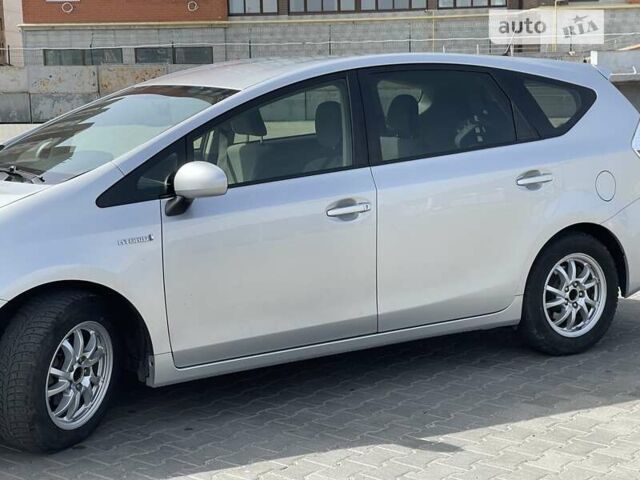 Серый Тойота Prius v, объемом двигателя 0 л и пробегом 300 тыс. км за 10500 $, фото 5 на Automoto.ua