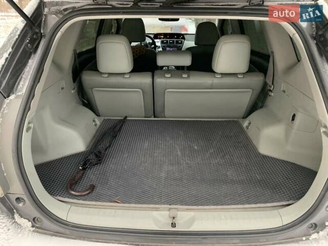 Серый Тойота Prius v, объемом двигателя 1.8 л и пробегом 200 тыс. км за 11300 $, фото 3 на Automoto.ua