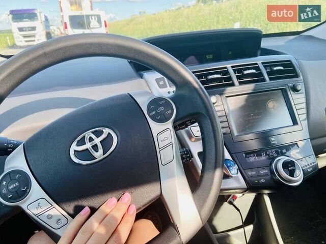 Серый Тойота Prius v, объемом двигателя 1.8 л и пробегом 220 тыс. км за 12699 $, фото 1 на Automoto.ua