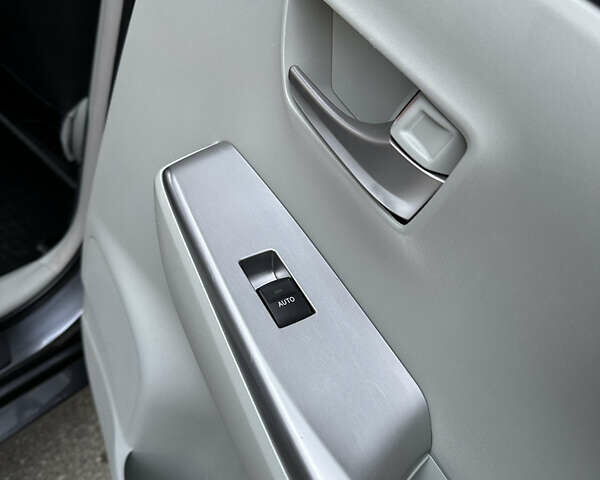 Серый Тойота Prius v, объемом двигателя 1.8 л и пробегом 165 тыс. км за 16950 $, фото 30 на Automoto.ua