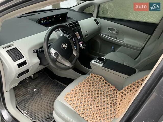 Серый Тойота Prius v, объемом двигателя 1.8 л и пробегом 200 тыс. км за 11300 $, фото 4 на Automoto.ua