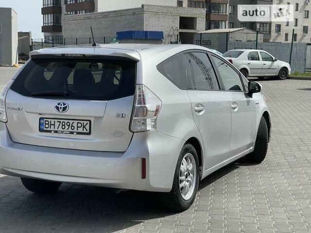 Серый Тойота Prius v, объемом двигателя 0 л и пробегом 300 тыс. км за 10500 $, фото 2 на Automoto.ua