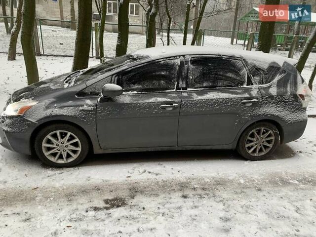 Серый Тойота Prius v, объемом двигателя 1.8 л и пробегом 200 тыс. км за 11300 $, фото 1 на Automoto.ua