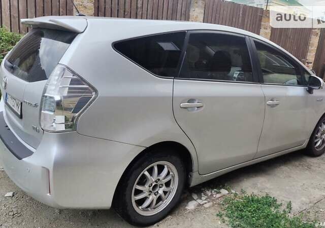 Сірий Тойота Prius v, об'ємом двигуна 1.8 л та пробігом 350 тис. км за 10999 $, фото 3 на Automoto.ua