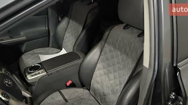 Серый Тойота Prius v, объемом двигателя 1.8 л и пробегом 204 тыс. км за 13650 $, фото 5 на Automoto.ua