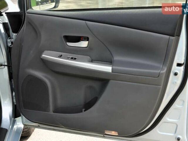 Серый Тойота Prius v, объемом двигателя 1.8 л и пробегом 275 тыс. км за 11500 $, фото 28 на Automoto.ua