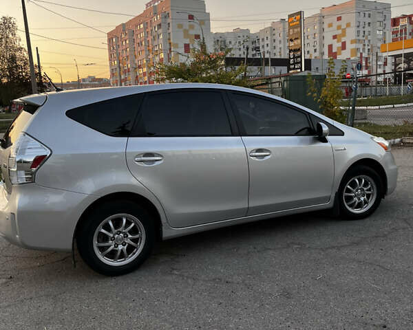 Серый Тойота Prius v, объемом двигателя 1.8 л и пробегом 240 тыс. км за 12000 $, фото 3 на Automoto.ua