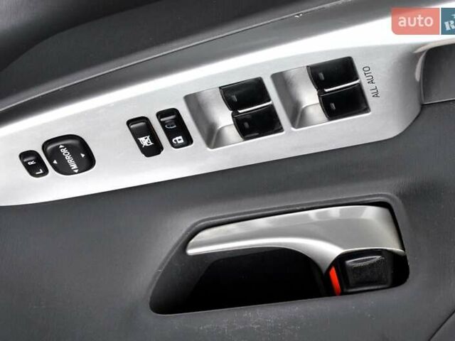 Серый Тойота Prius v, объемом двигателя 1.8 л и пробегом 275 тыс. км за 11500 $, фото 16 на Automoto.ua