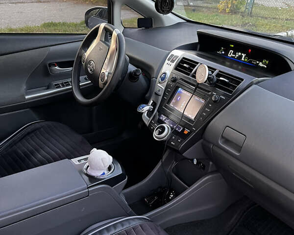 Серый Тойота Prius v, объемом двигателя 1.8 л и пробегом 240 тыс. км за 12000 $, фото 4 на Automoto.ua