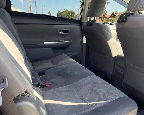 Серый Тойота Prius v, объемом двигателя 1.8 л и пробегом 272 тыс. км за 13000 $, фото 9 на Automoto.ua